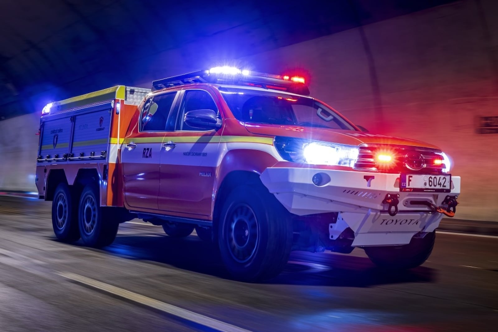 تويوتا هايلكس تتحول لشاحنة إطفاء بدفع سداسي لمواجهة حرائق السيارات الكهربائية