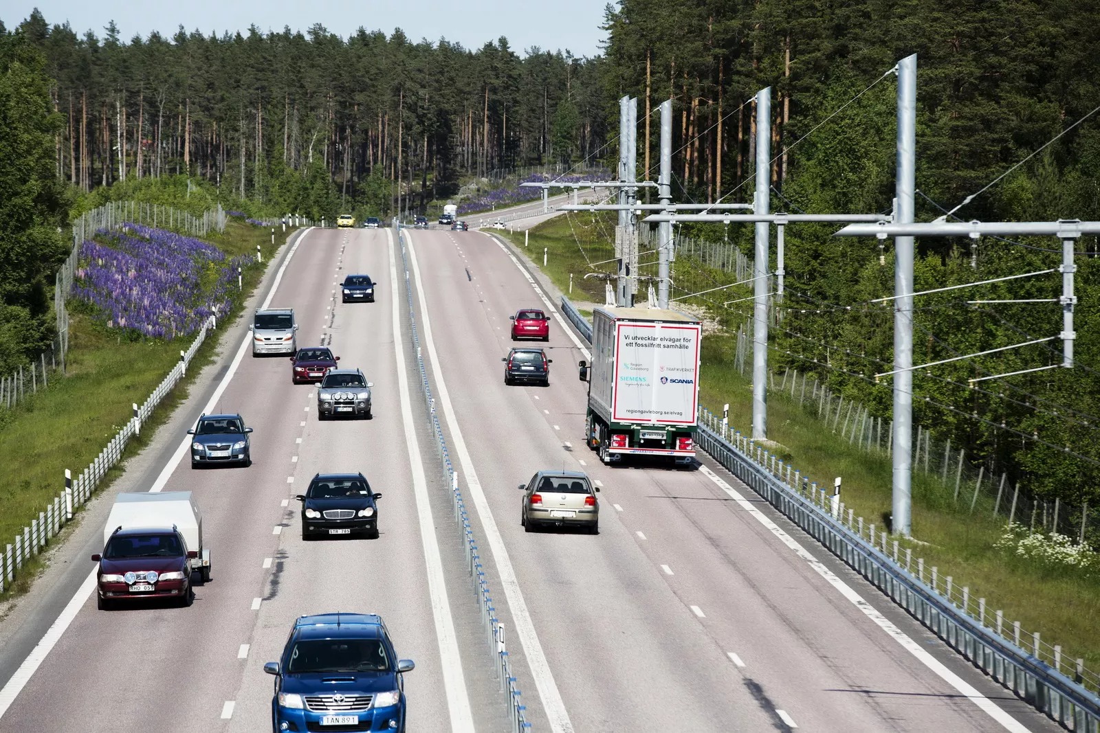 السويد ستقوم ببناء أول طريق سريع يشحن المركبات الكهربائية 