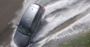 “المرور” يوضح أسباب انزلاق المركبة أثناء الأمطار 