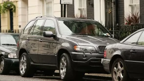 المدن البريطانية ستفرض رسوماً مضاعفة للركن على السيارات الرياضية والـ SUV المستهلكة للوقود 1