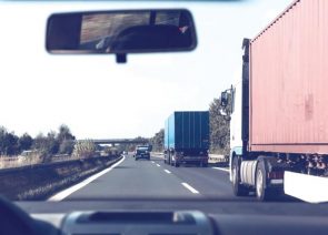 “المرور” يوجه 4 نصائح للقيادة بجانب الشاحنات لتفادي الحوادث