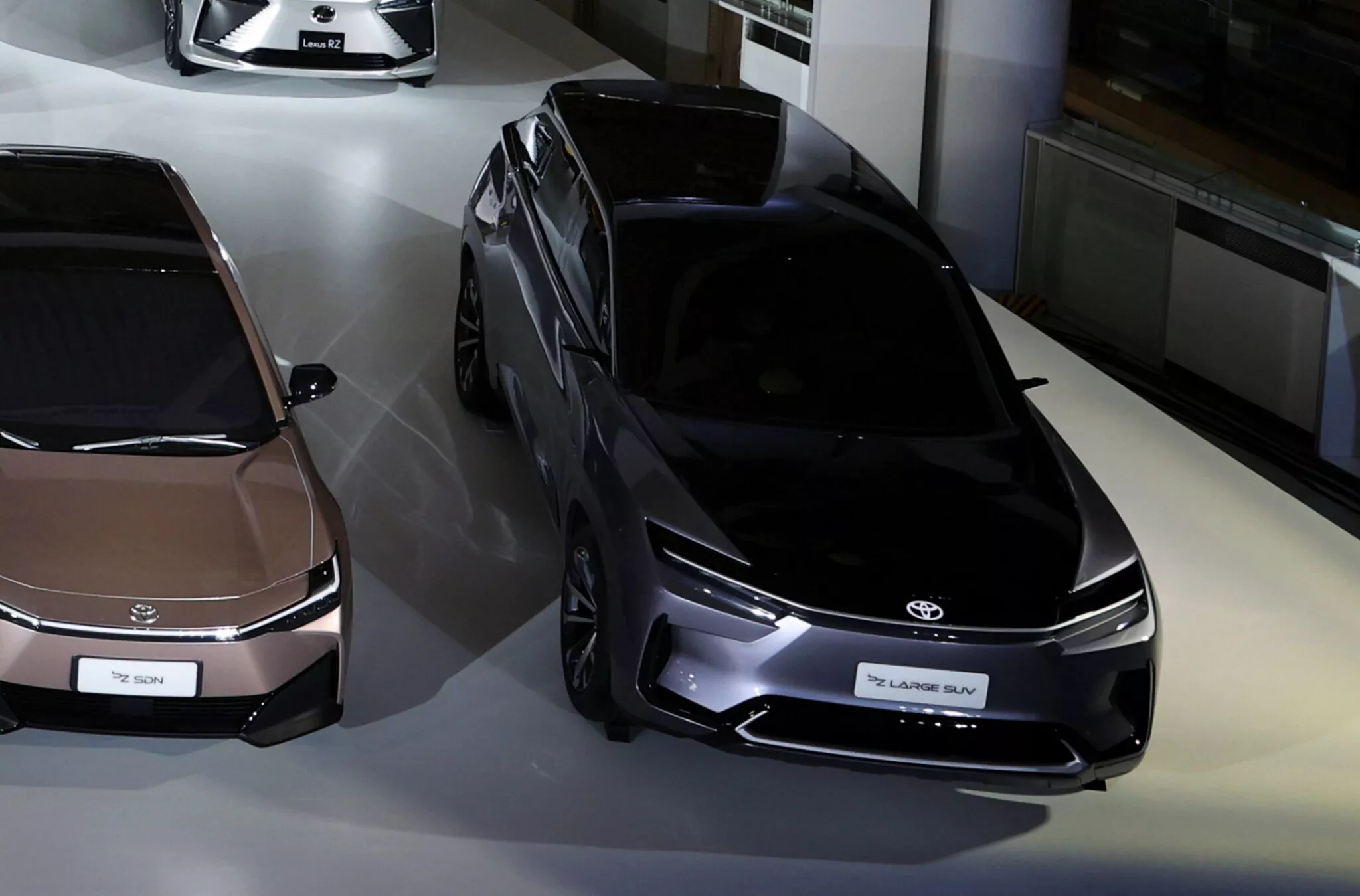 تويوتا تستعد لبناء SUV كهربائية جديدة كلياً بثلاثة صفوف مقاعد بالتعاون مع سوبارو 1