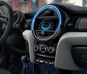 أبرز المزايا التكنولوجيا في داخلية سيارات ميني: شاشة المعلومات والترفيه والنظام الصوتي والخدمات المتصلة