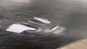 اشتعال سيارة تيسلا موديل X بعد سقوطها في قلب المياه!