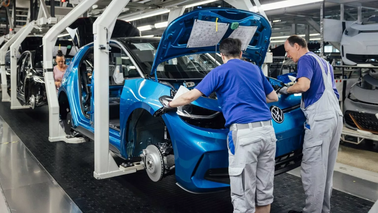 فولكس واجن تتراجع عن خطط تطوير مصنع أوروبي للبطاريات الكهربائية في ظل تدهور الطلب على السيارات الكهربائية 1