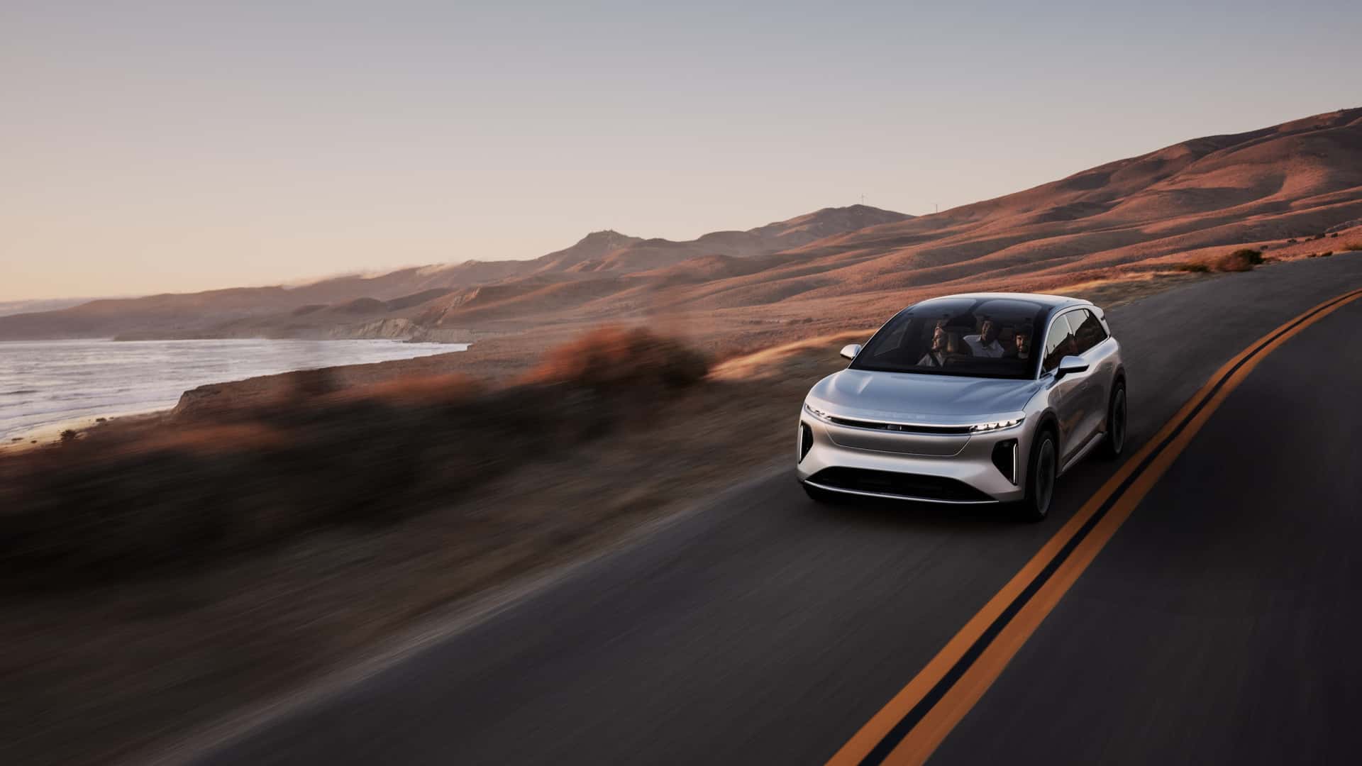 لوسيد جرافيتي SUV الكهربائية الفاخرة تنطلق رسمياً بمدى يتجاوز 700 كيلومتر وتسارع منافس للسيارات الخارقة 23