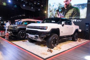 جنرال موتورز في معرض الرياض تكشف عن همر EV بيك اب و SUV استعدادا للإطلاق في السوق السعودي