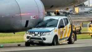 شاحنة ميتسوبيشي تصطدم بطائرة إيرباص في مطار سيدني الأسترالي 23