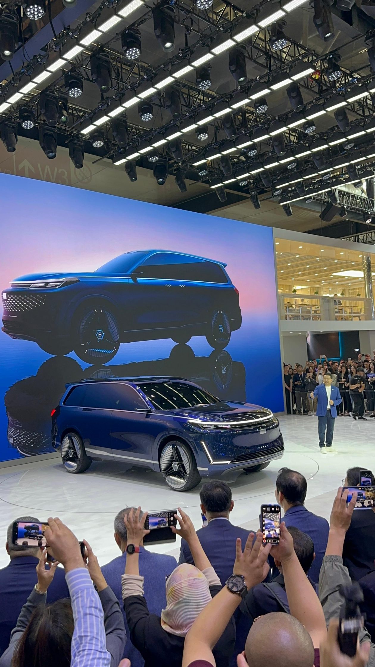 جيلي ستارشيب SUV الفاخرة الجديدة تُدشن في الصين بمحركات هجينة ثورية بمدى يتجاوز 2000 كيلومتر 6