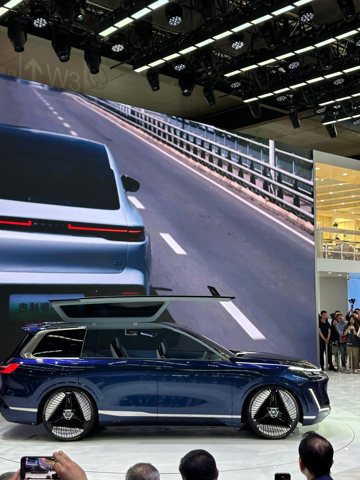 جيلي ستارشيب SUV الفاخرة الجديدة تُدشن في الصين بمحركات هجينة ثورية بمدى يتجاوز 2000 كيلومتر 7
