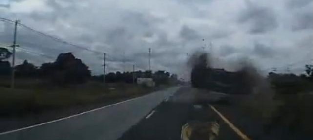 "بالفيديو" سائق ينجو بأعجوبة من حادث تصادم مميت 3