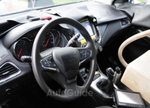 صور تجسسية تكشف شيفروليه كروز 2015 Chevrolet Cruze من الداخل 1