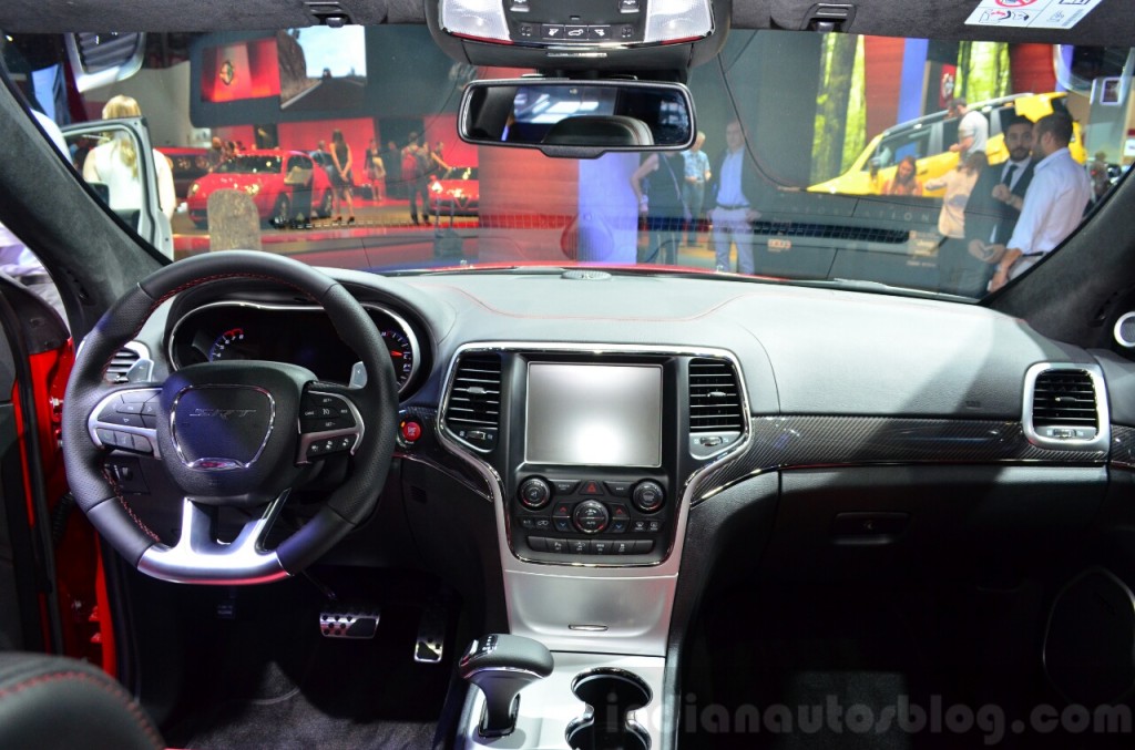 Jeep-Grand-Cherokee-SRT-Red-Vapor-dashboard-at-the-2014-Paris-Motor-Show-1024x677