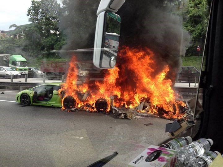 حادث قوي : ثلاث سيارات لامبورجيني تحطم بعضها البعض و تحترق Lamborghinis 2