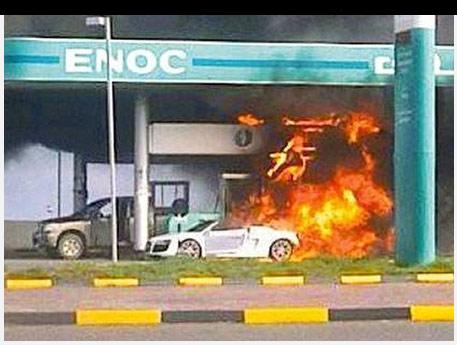 "بالصور" اودي R8 تشتعل بها النيران في محطة بنزين بدولة الامارات 2