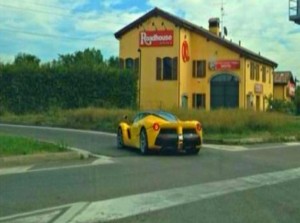 "بالصور" أول سيارة فيراري Ferrari LaFerrari 2014 صفراء 7