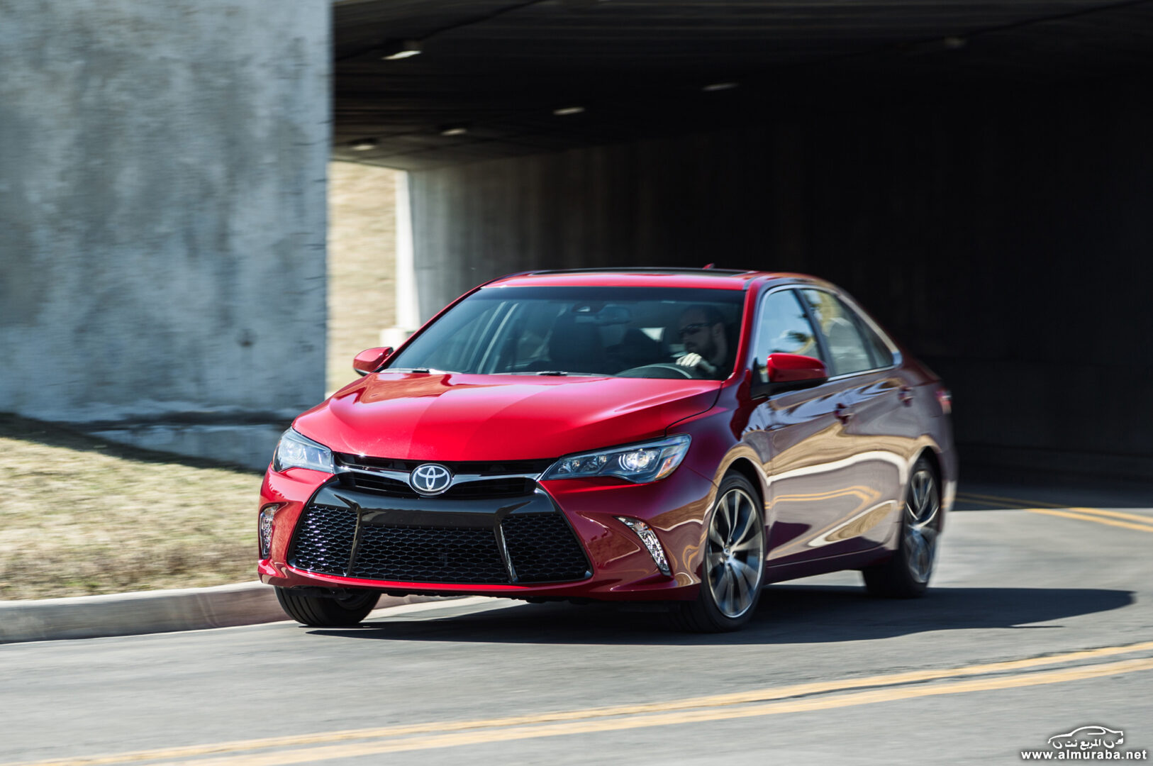 http---image.motortrend.com-f-roadtests-sedans-1404_2015_toyota_camry_first_look-72594417-2015-toyota-camry-front-three-quarters-in-motion
