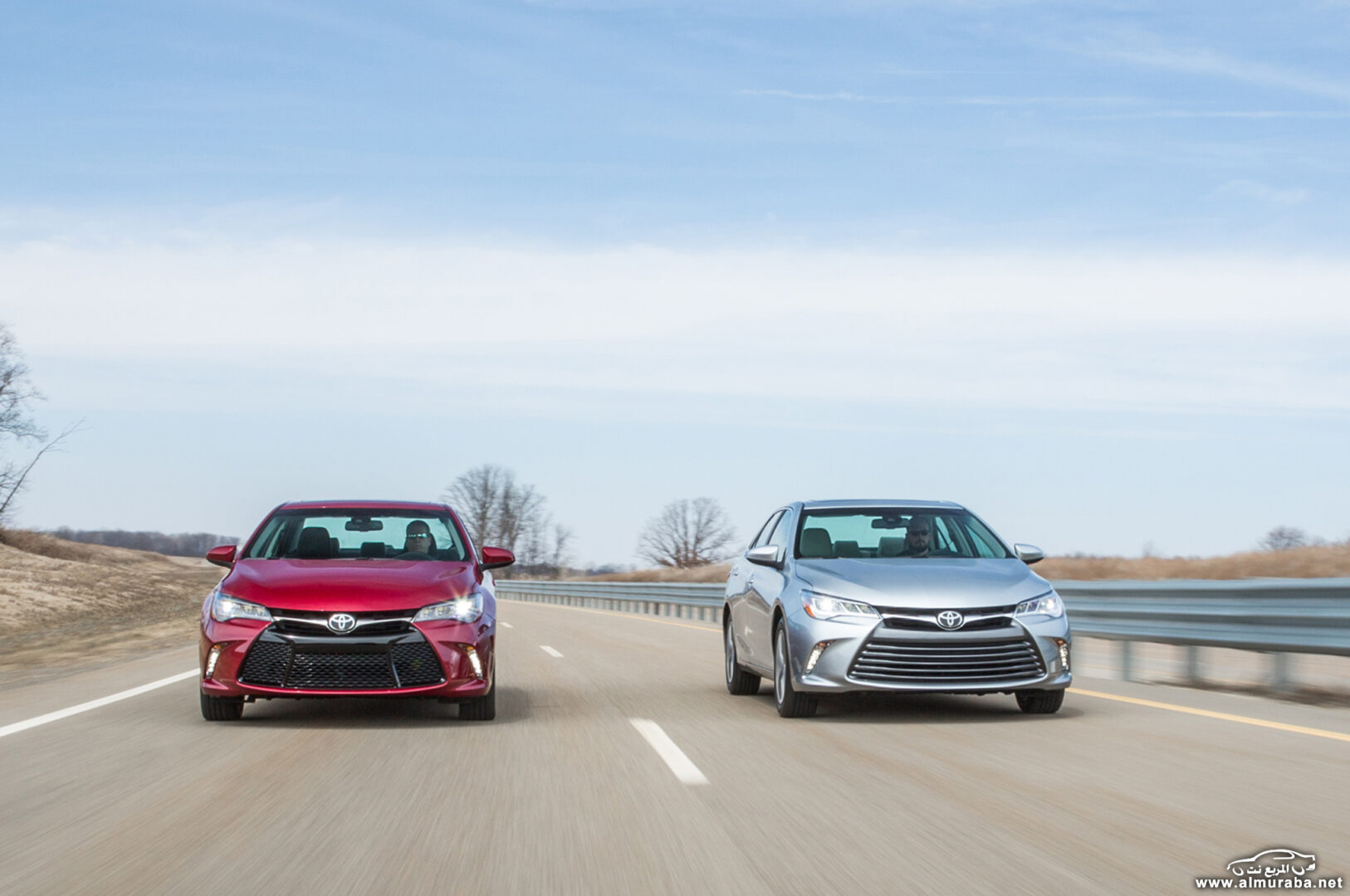 http---image.motortrend.com-f-roadtests-sedans-1404_2015_toyota_camry_first_look-72594666-2015-toyota-camry-pair-front-in-motion