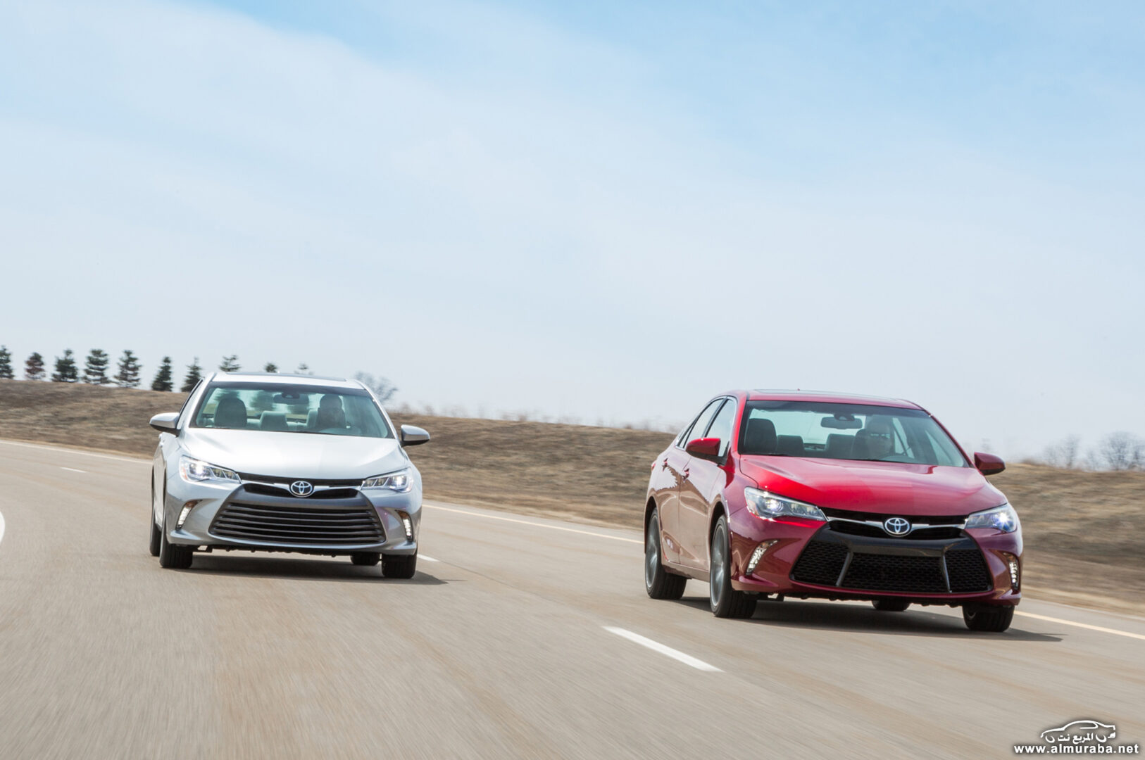http---image.motortrend.com-f-roadtests-sedans-1404_2015_toyota_camry_first_look-72594801-2015-toyota-camry-pair-front-in-motion-02