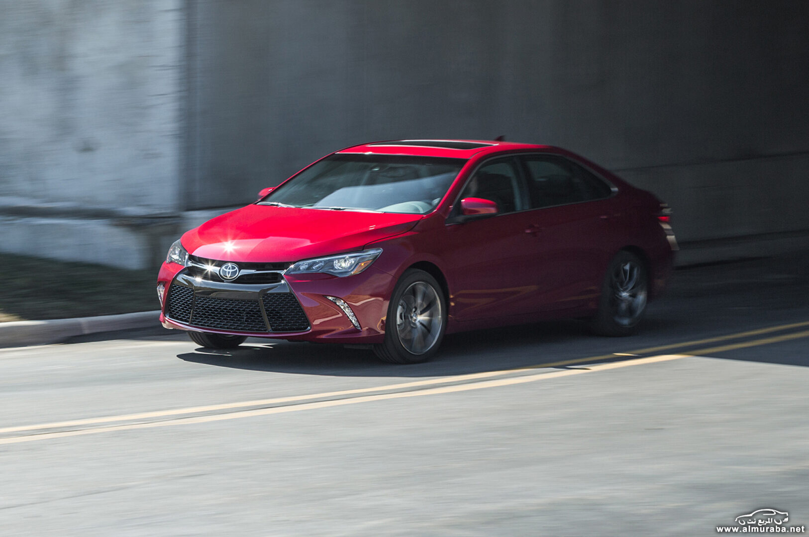 http---image.motortrend.com-f-roadtests-sedans-1404_2015_toyota_camry_first_look-72626919-2015-Toyota-Camry-XSE-out-of-tunnel