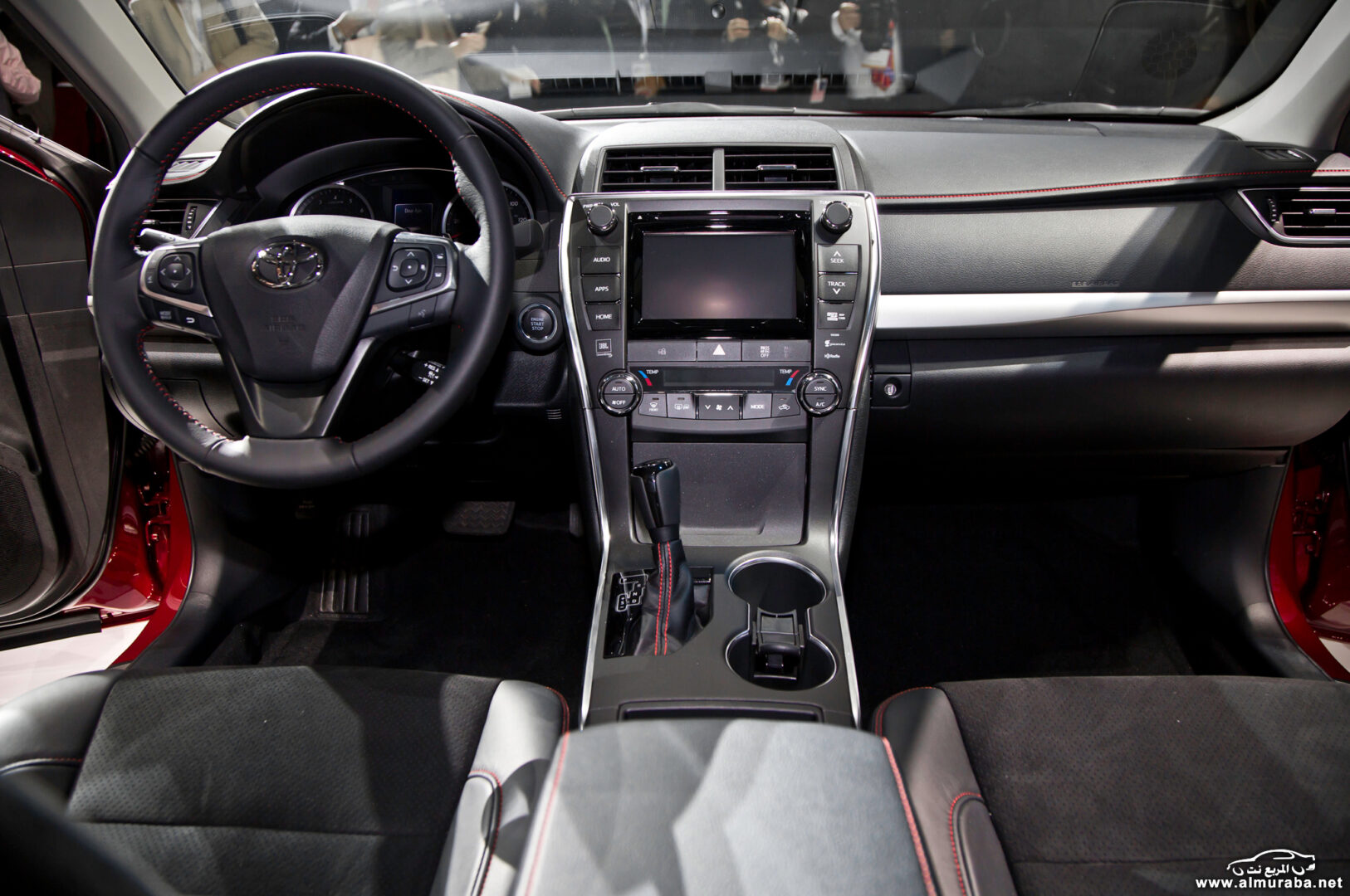 http---image.motortrend.com-f-roadtests-sedans-1404_2015_toyota_camry_first_look-72679077-2015-Toyota-Camry-interior