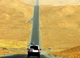 بالصور” شاهد اطول طريق صحراوي في العالم طوله 550 كيلو متر خالي من الحياة