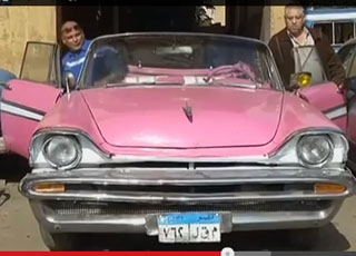 “فيديو” مصري يعيد الحياة في السيارات الكلاسيكية القديمة الى حالتها الاصلية
