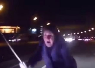 “فيديو” عجوز روسية تنجو من الموت بأعجوبة على الطريق السريع!