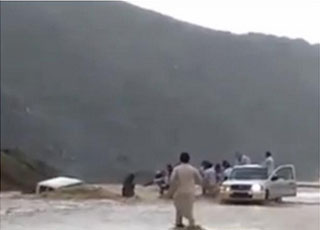 “بالفيديو” شباب سعوديين ينقذون عائلة احتجزها السيل داخل سيارتها