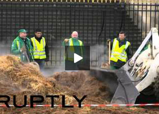 “بالفيديو” شاهد سائق شاحنة يفرغ 20 طناً من براز الحيوانات أمام البرلمان الفرنسي