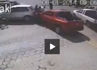 “فيديو” شاهد سائق سيارة يصدم لصوصاً قاموا بسرقة أحد المارة