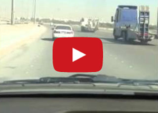 “فيديو” شاهد سعودي يغامر بحياته من اجل لمس الارض من نافذة سيارة