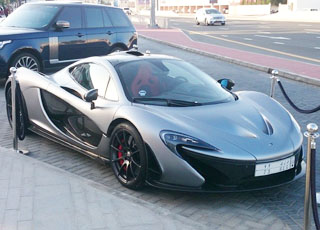 "بالصور" اول ماكلارين بي ون سعودية تجذب الانظار في مدينة دبي McLaren P1 3