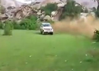 "بالفيديو" سعودي متهور يقوم بالتفحيط بسيارته على ارض محمية طبيعية خضراء 1