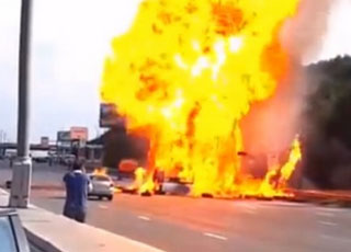 “فيديو” انفجار شاحنة محملة بالغاز يحول الطريق إلى بالكامل الى خط ناري