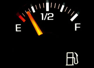 “نصيحة” تأكد من عدم نقص مستوى البنزين في خزام سيارتك عن الربع