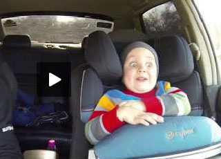 “فيديو” اب يمارس التفحيط برفقة ابنه ذي الثلاث سنوات