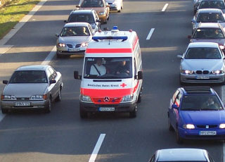 “بالصور” والفيديو شاهد كيف تتعامل السيارات في المانيا عند مرور سيارة الاسعاف