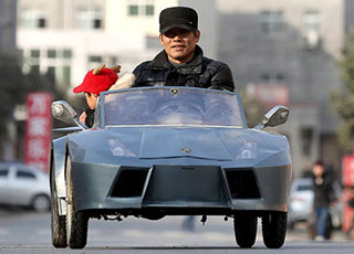 “بالصور” مزارع صيني يصنع سيارة لامبورجيني صغيرة تجذب وسائل الاعلام العالمية