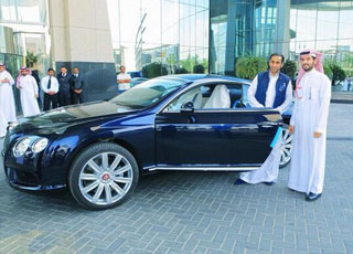 “بالصور” سامي الجابر يتسلم سيارته البنتلي التي اهداها له الامير الوليد بن طلال