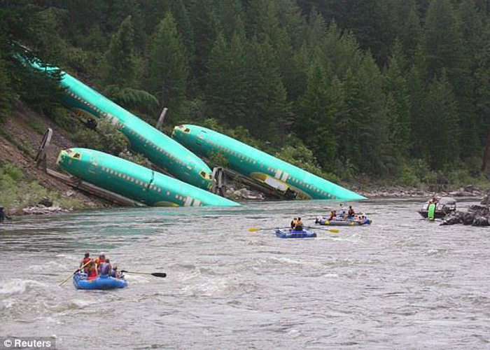 “بالصور” سقوط هياكل ثلاث طائرات من فئة “بوينج” في نهر بالولايات المتحدة