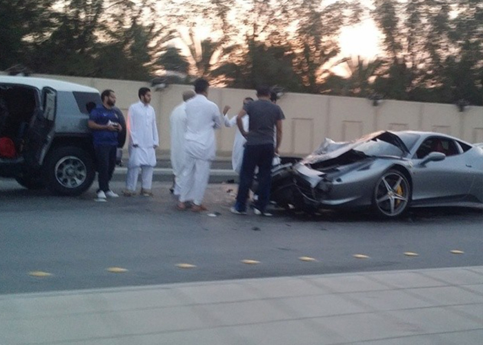 "بالصور" حادث فيراري 458 في مدينة الرياض يصطدم بتويوتا اف جي بنهاية مؤلمة 3