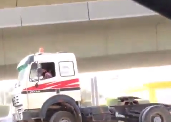 "فيديو" قائد شاحنة متهور يقطع الإشارة المرورية بجنوب الرياض 1