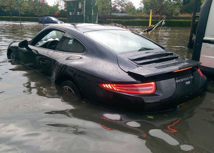 "بالصور" بورش 911 تغرق في فيضانات الشواطئ الرومانية وتتعطل بالكامل Porsche 911 7