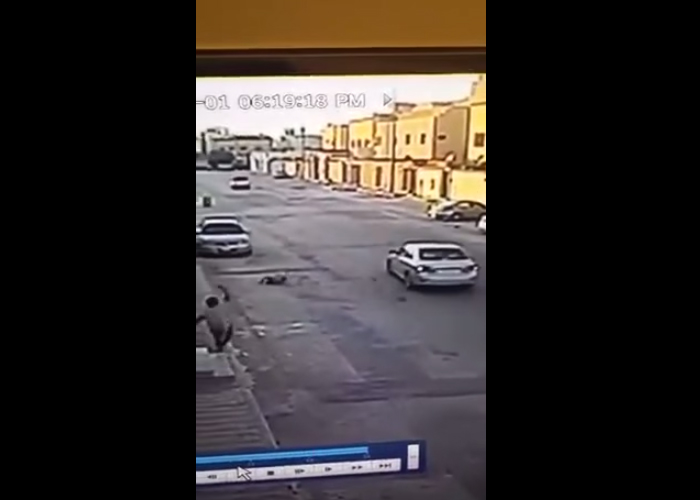 “بالفيديو” كاميرا مراقبة ترصد طفل يتعرض لحادث دهس في مدينة الرياض