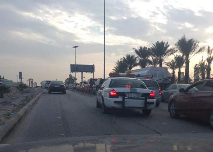 “بالصور” سيارة دورية تعطل السير في مدينة الرياض + تضع شريط لاصق ساهر