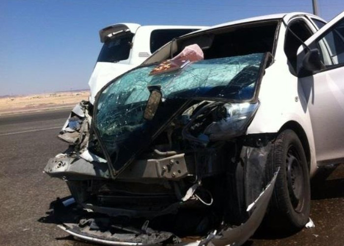 “صورة” ممرضة سعودية تسعف مصابين بحادث مروري في القريات حتى وصول “الهلال الأحمر”