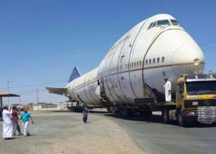 “بالصور” 2.5 مليون لنقل الطائرة المطعم عبر 95 شاحنة من المدينة إلى مدينة عسير