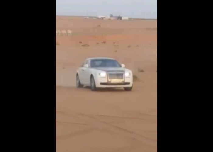 "فيديو" شاهد تطعيس وتفحيط سعودي بسيارة رولز رويس الجديدة في الطعوس الرياض 4