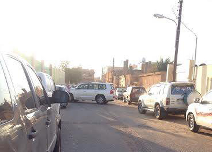 “صورة” مدير مدرسة بالسعودية يغلق الطريق بسيارته لحماية الطلاب من المفحطين
